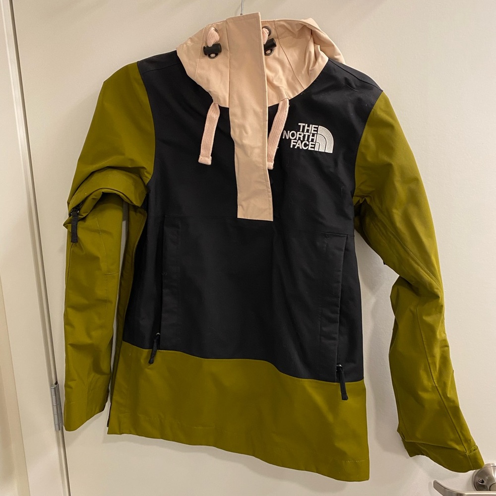 Women’s North face ski/snowboard jacket